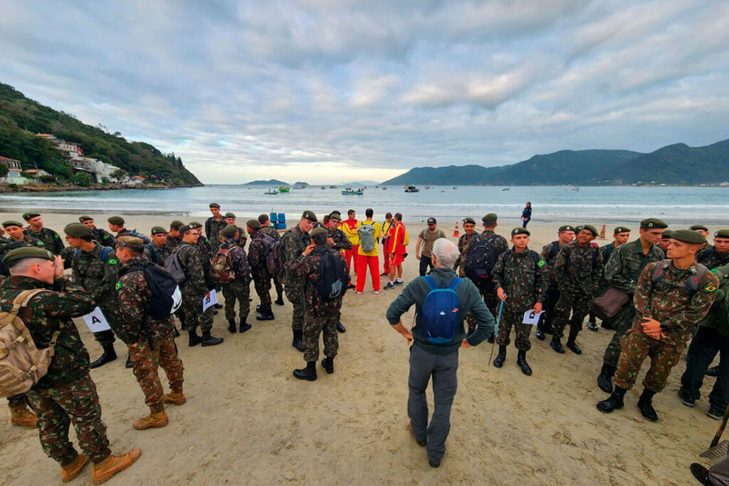 Ação contou com a participação do Exército Brasileiro, do Corpo de Bombeiros Militar de Santa Catarina, da Polícia Militar Ambiental e da Guarda Municipal de Florianópolis, além de comerciantes e voluntários da comunidade.